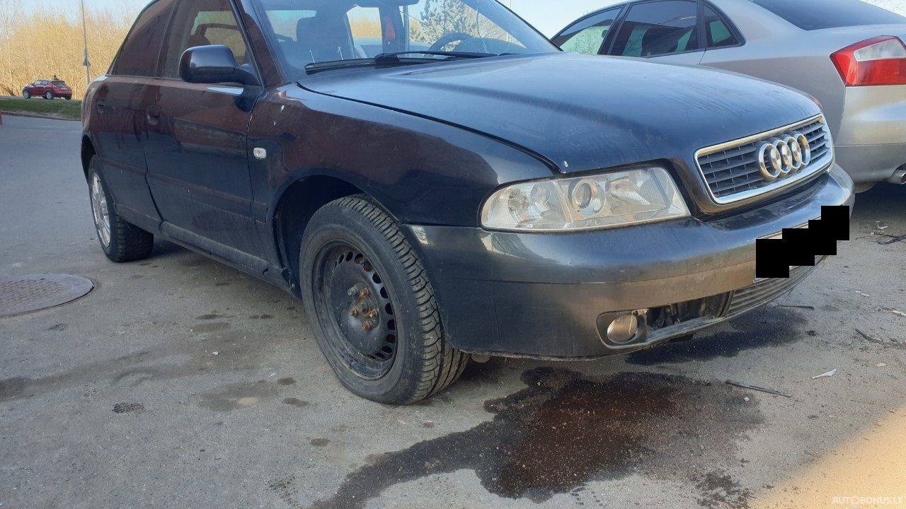 Audi A4, Седан