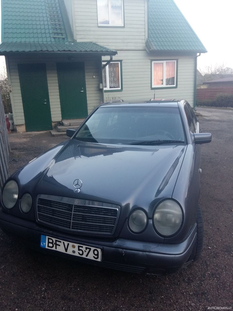 Mercedes-Benz E200, Saloon