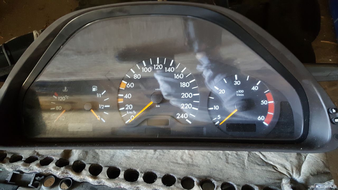 Mercedes-Benz E200, Saloon | 8