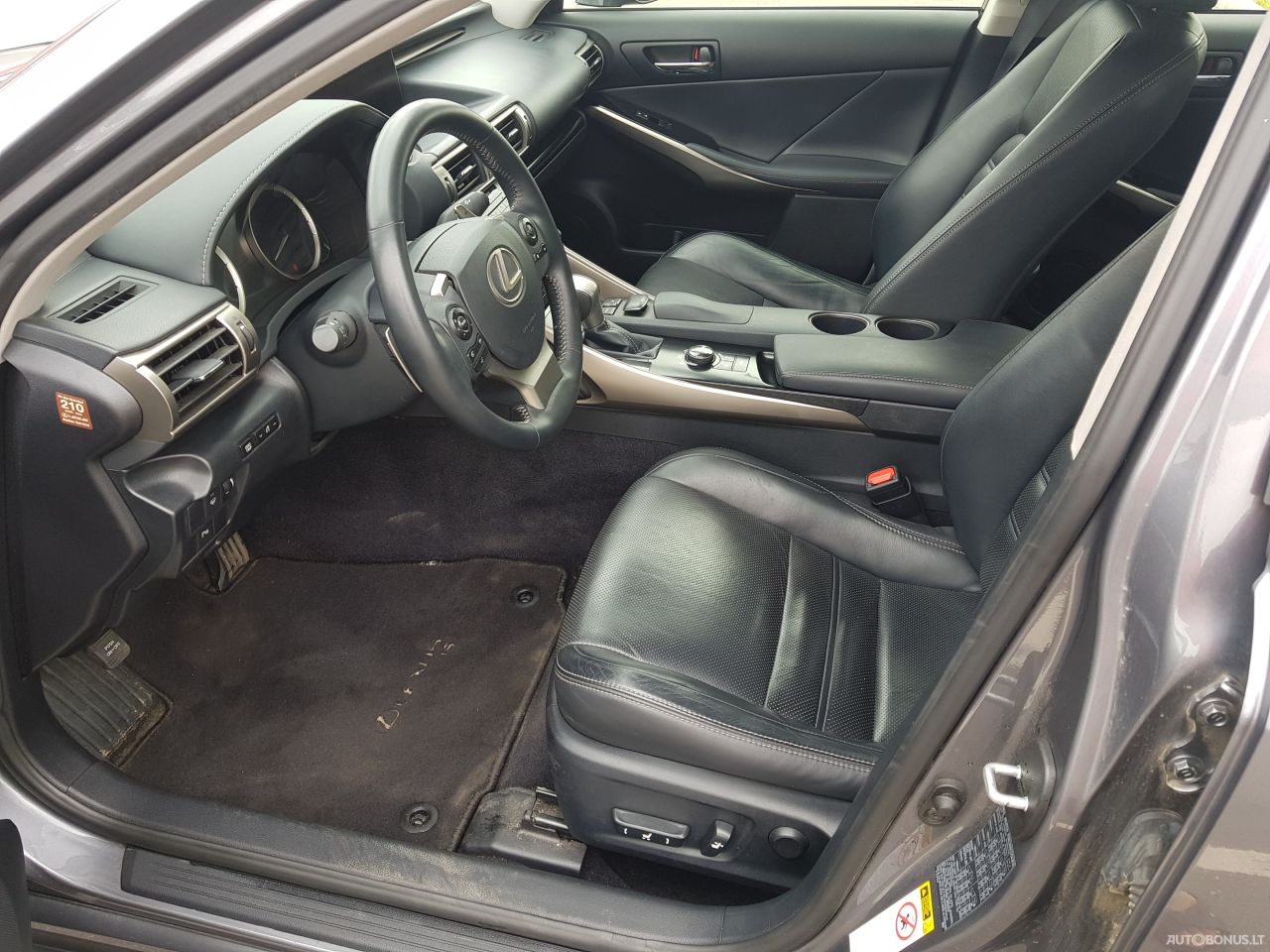 Lexus IS 300h | 5