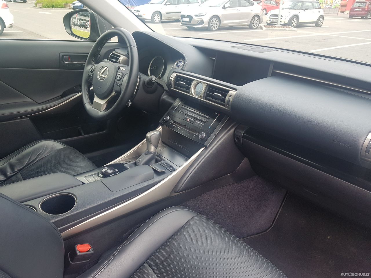 Lexus IS 300h | 8