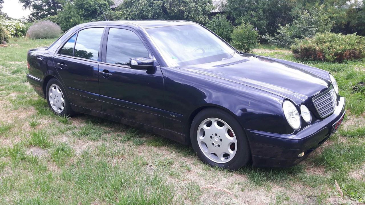 Mercedes-Benz 240 | 1