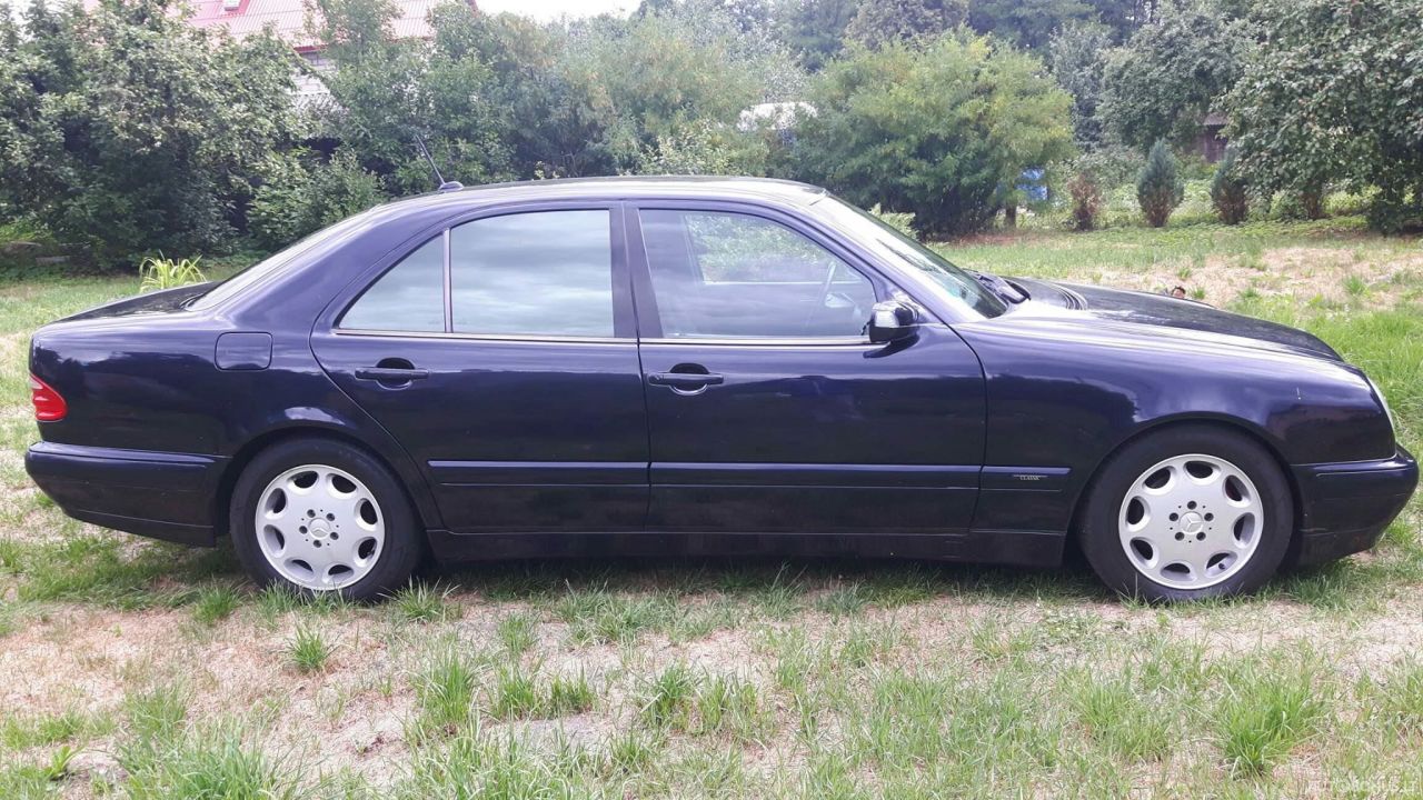 Mercedes-Benz 240 | 2