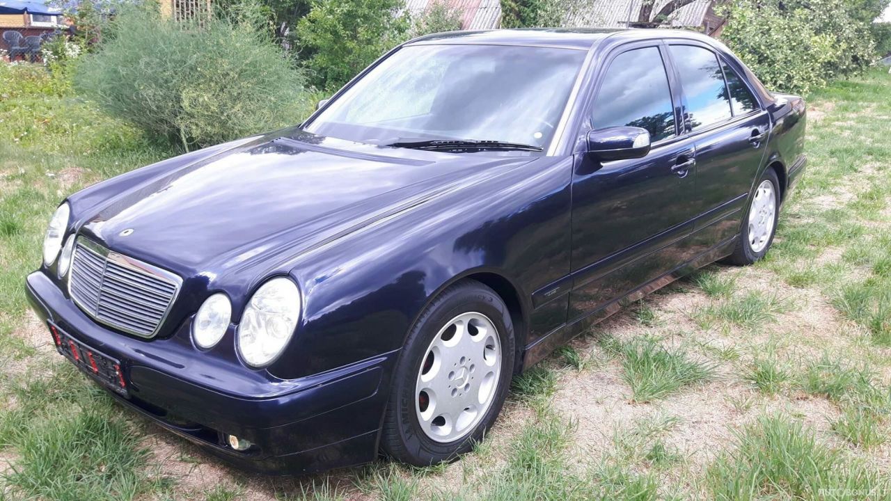 Mercedes-Benz 240 | 4