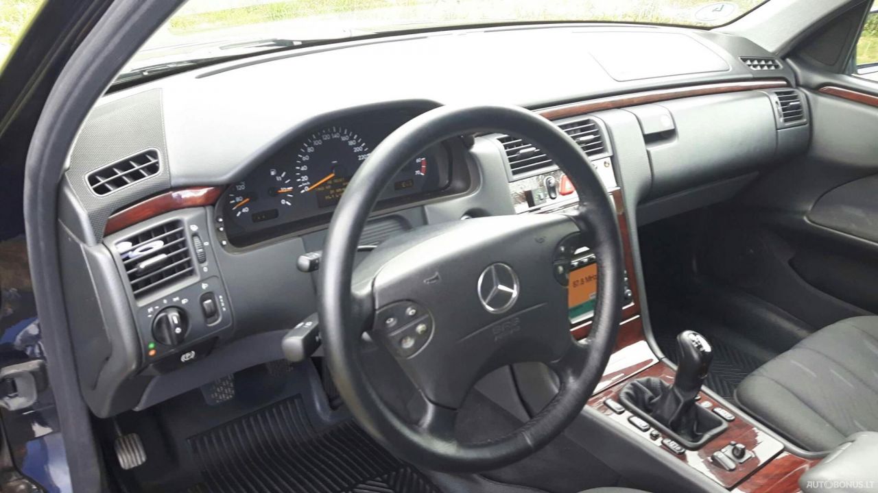Mercedes-Benz 240 | 7