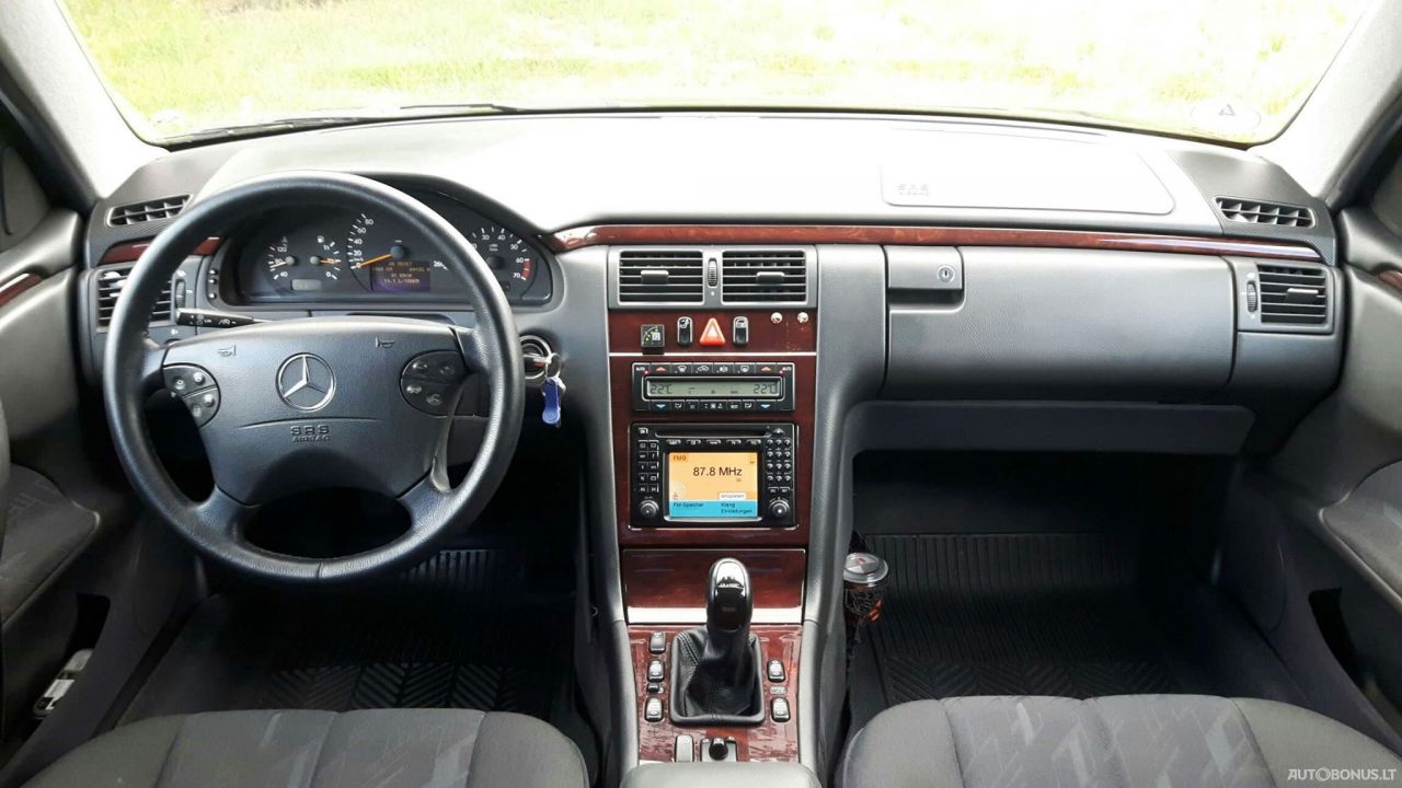 Mercedes-Benz 240 | 8