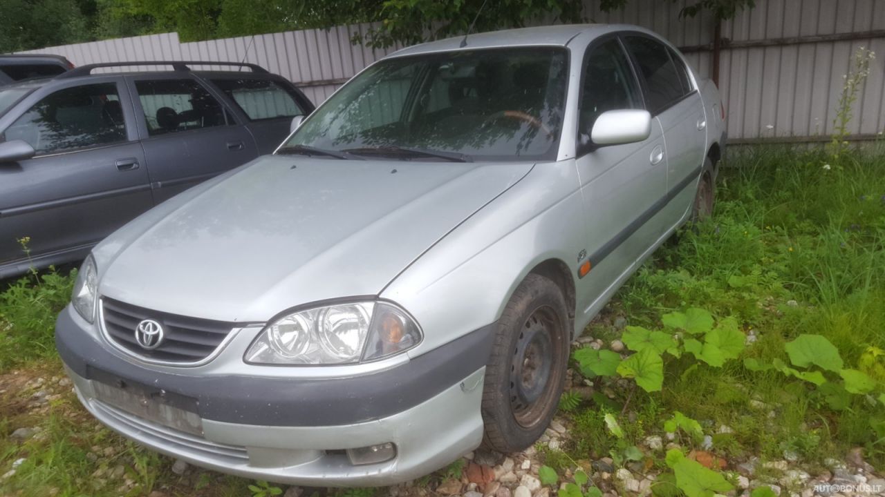 Toyota Avensis, Saloon