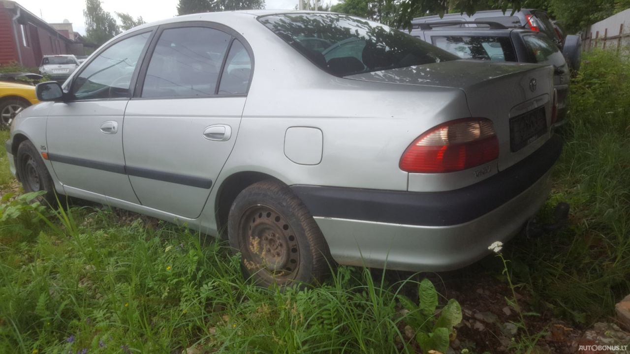 Toyota Avensis, Седан | 1