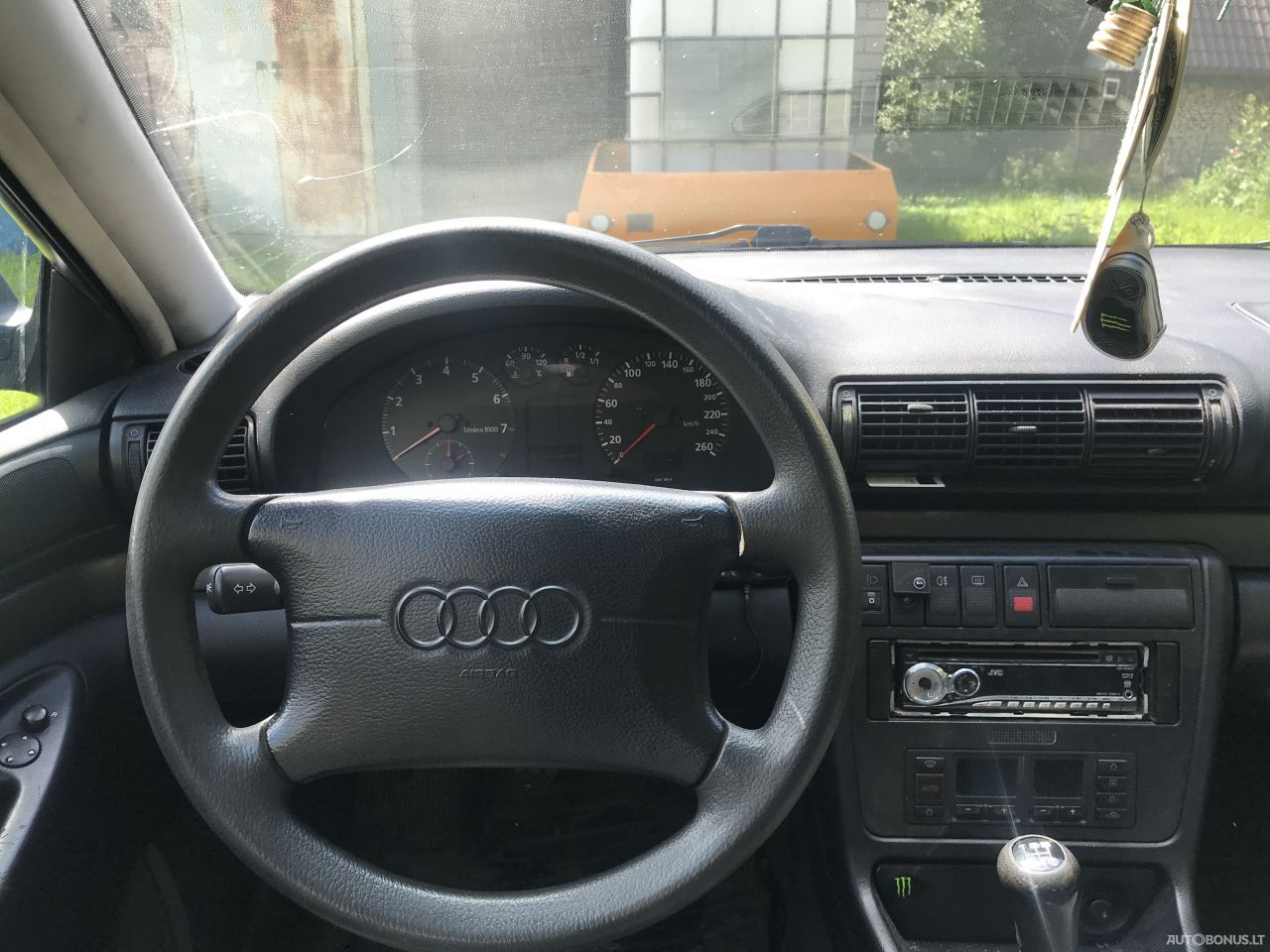 Audi A4, Sedanas
