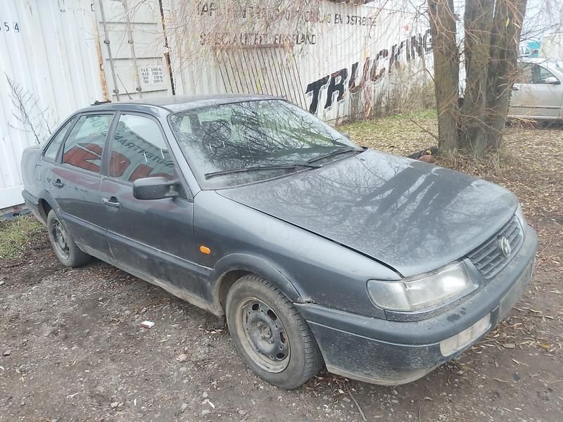 Volkswagen Passat, Saloon