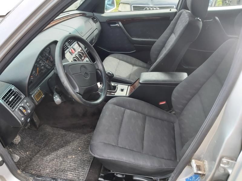 Mercedes-Benz, Saloon | 4