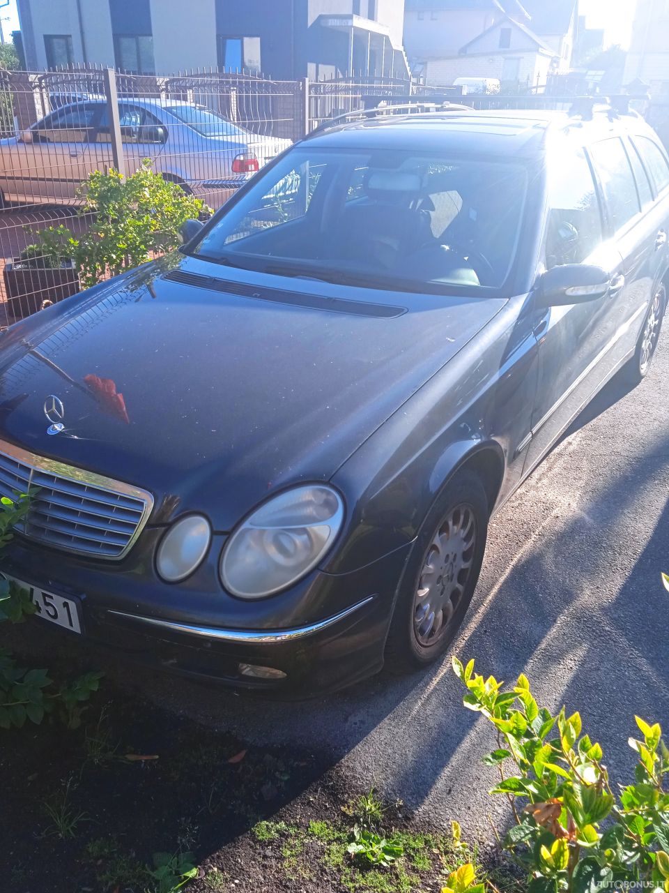 Mercedes-Benz 211 | 3