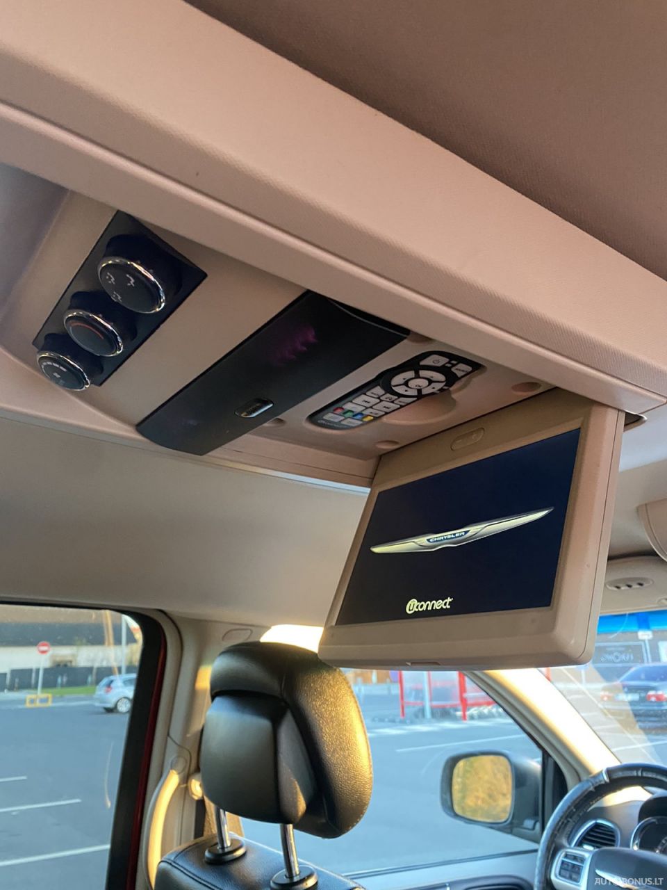 Chrysler Town & Country | 9