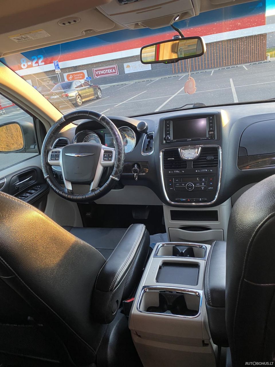 Chrysler Town & Country | 6