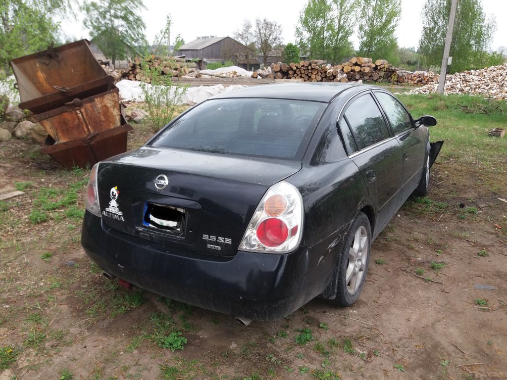 Nissan, Saloon | 1