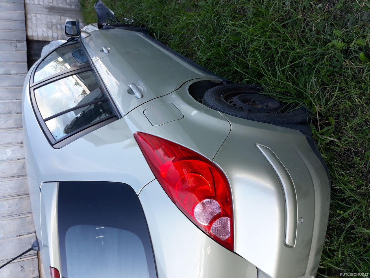 Nissan Tiida, Hatchback