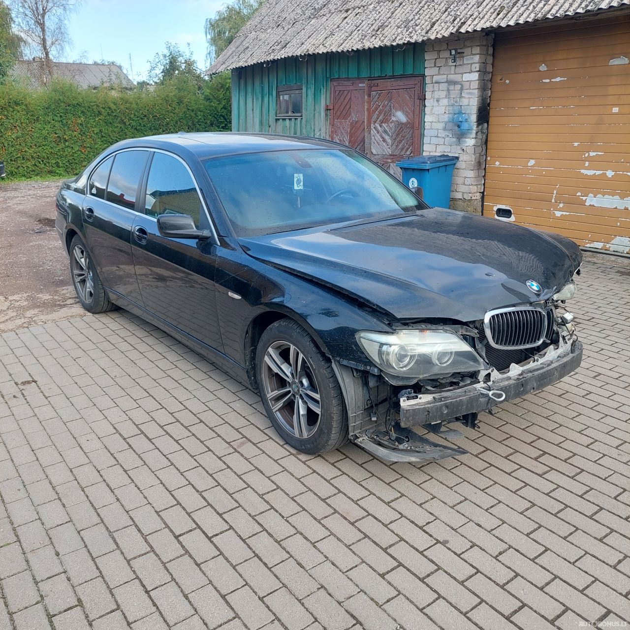 BMW 740, Saloon