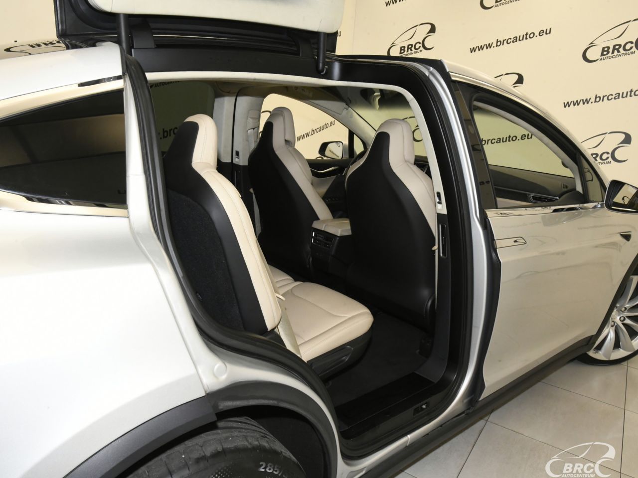 Tesla Model X | 10