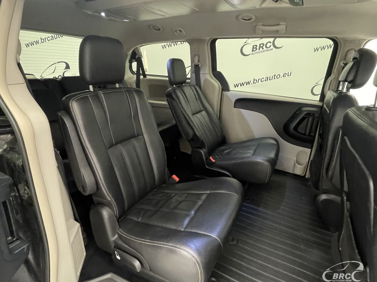 Chrysler Town & Country | 11