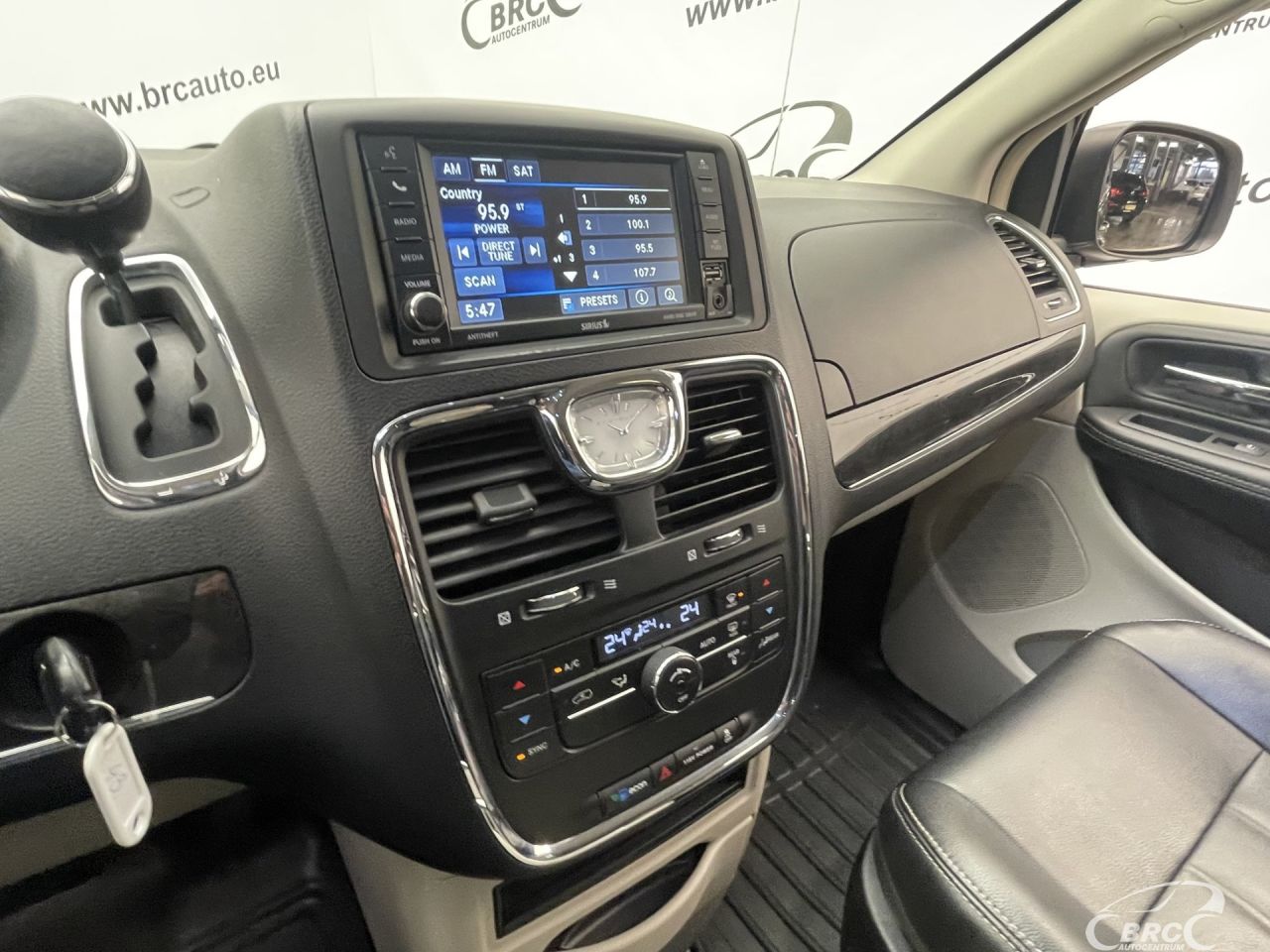 Chrysler Town & Country | 25