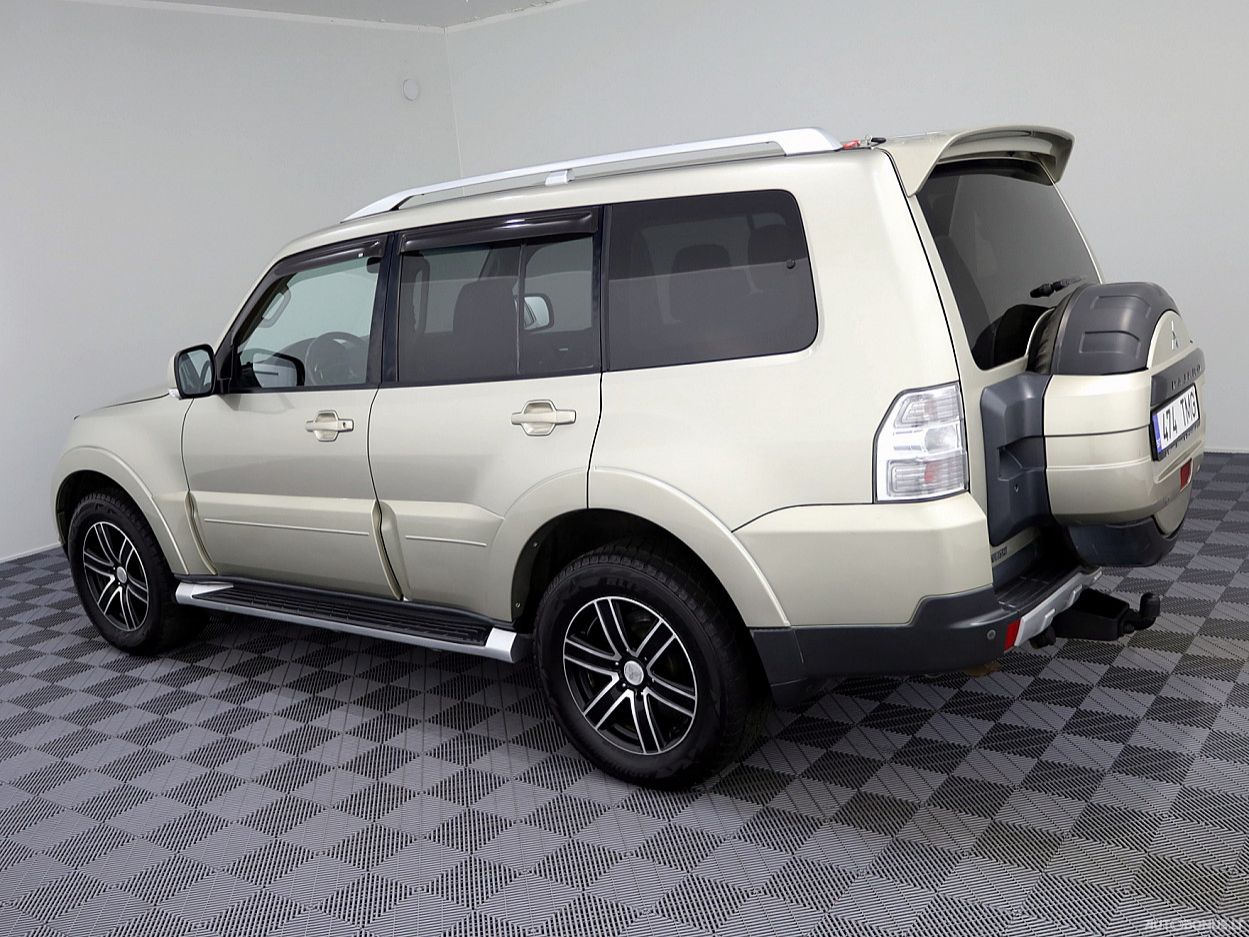 Mitsubishi Pajero | 3