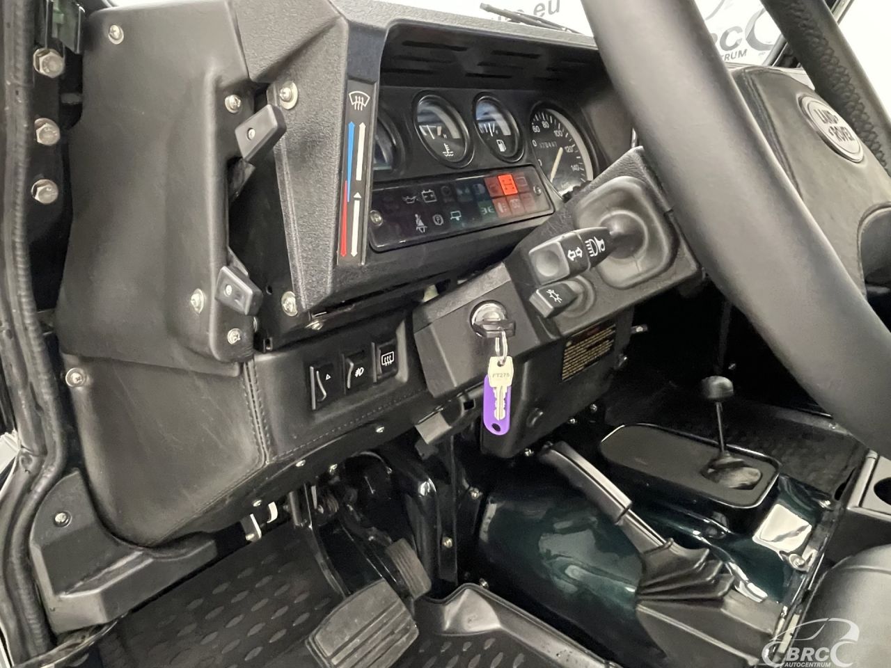 Land Rover Defender | 25