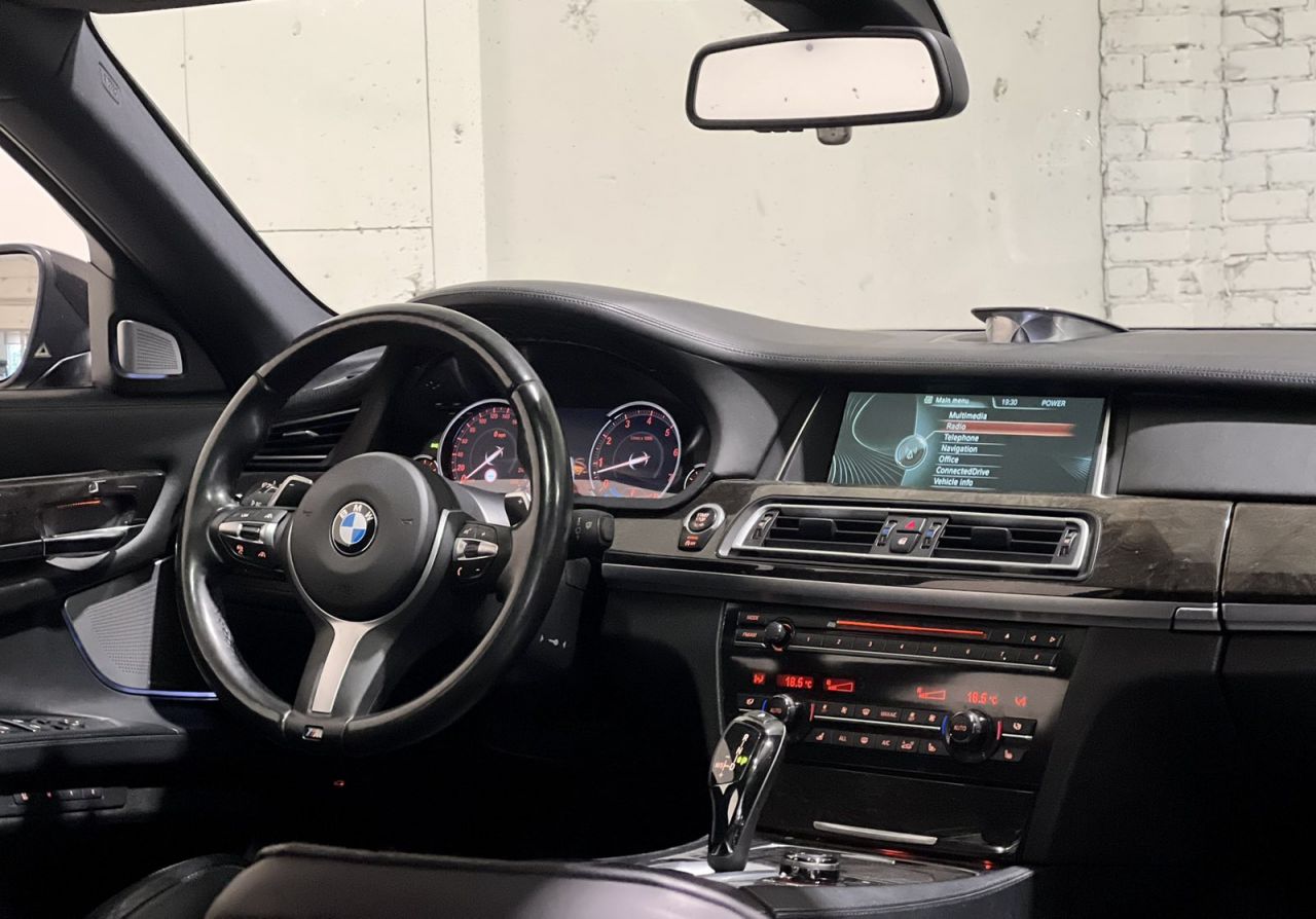 BMW 750 | 2