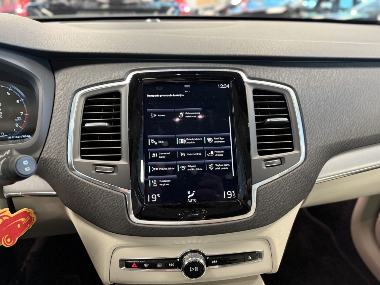 Volvo XC90 | 8