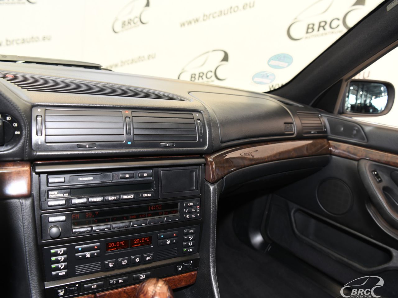 BMW 750 | 28