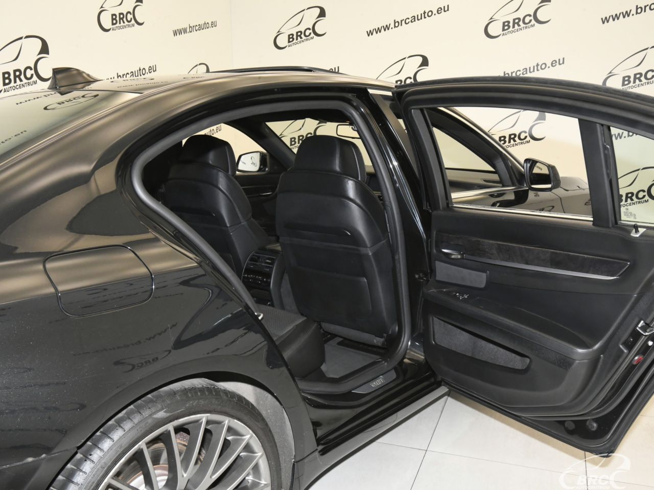 BMW 750 | 12