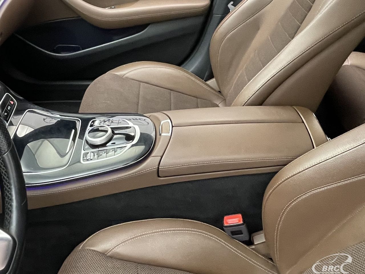 Mercedes-Benz E200 | 44