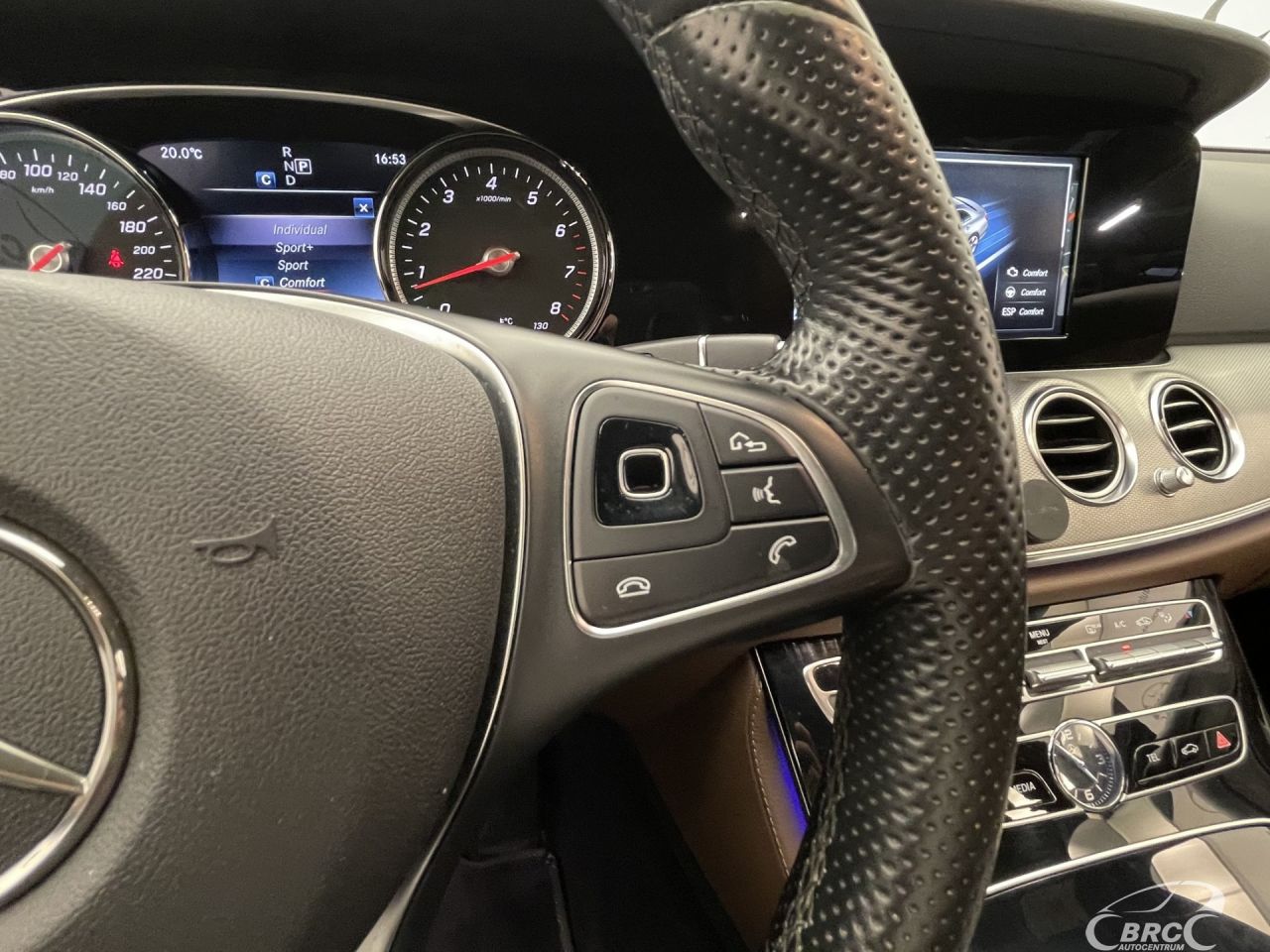 Mercedes-Benz E200 | 54