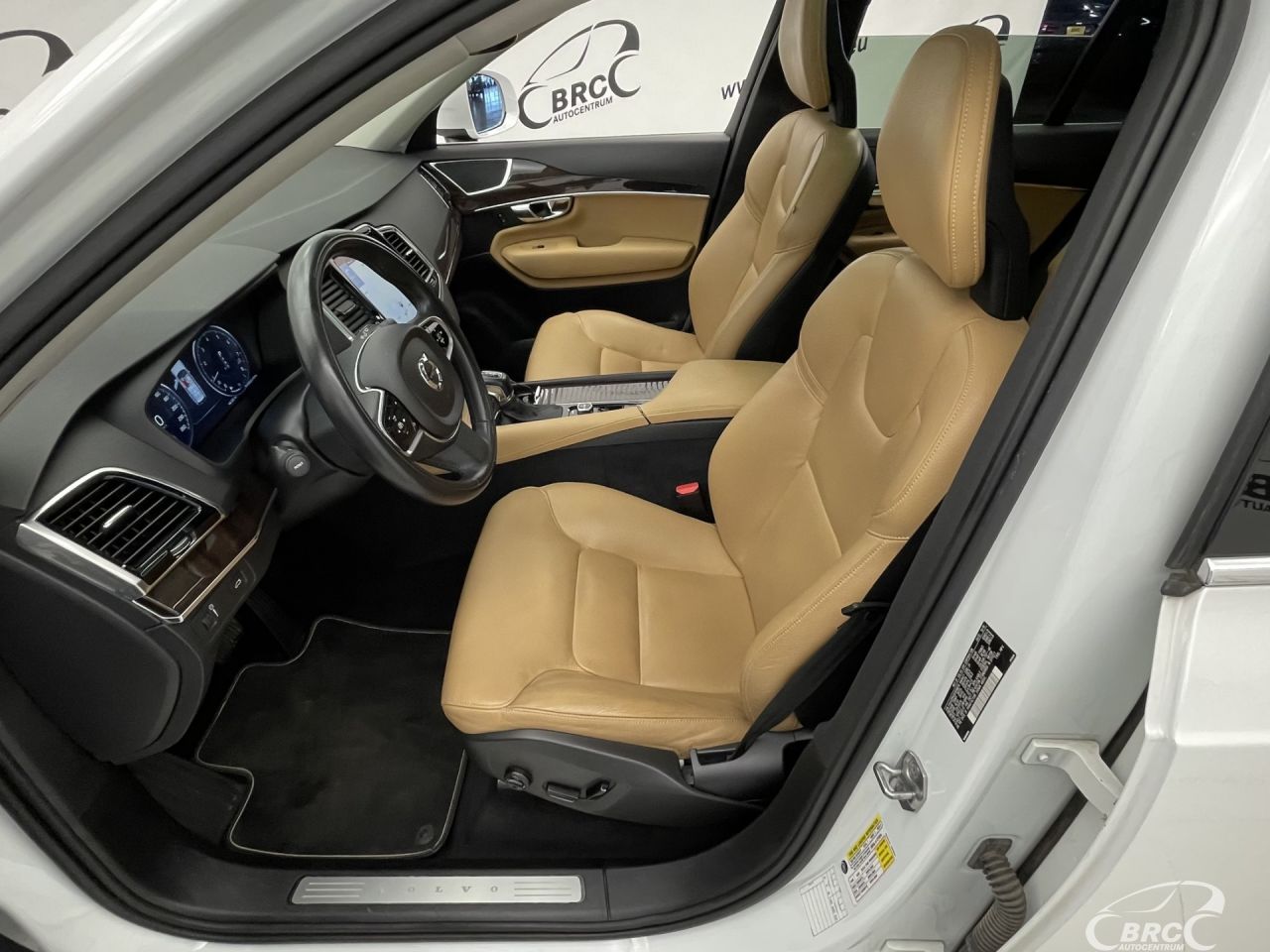 Volvo XC90 | 24
