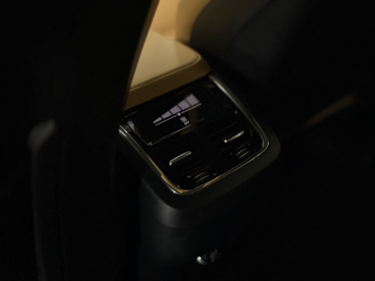 Volvo XC90 | 12
