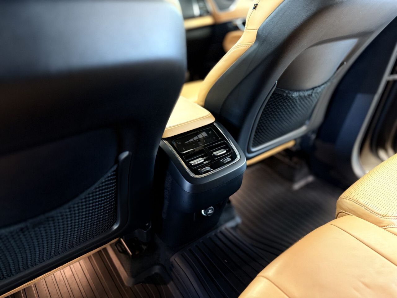 Volvo XC90 | 22