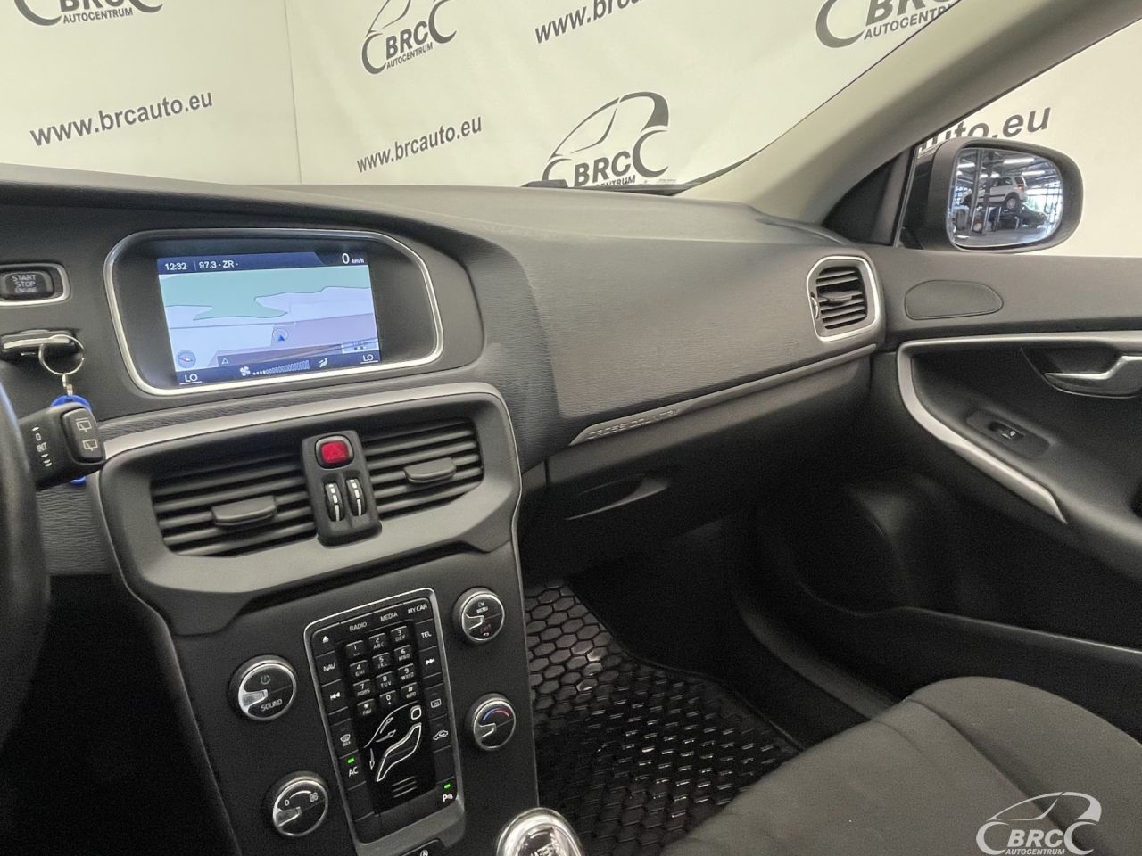Volvo V40 | 24