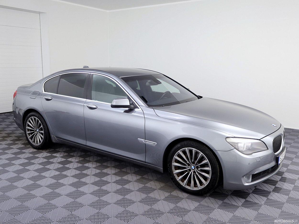 BMW 750, 4.4 l., sedanas