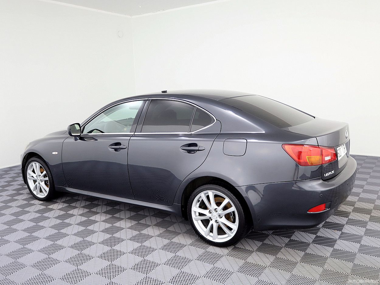 Lexus IS 220 | 3