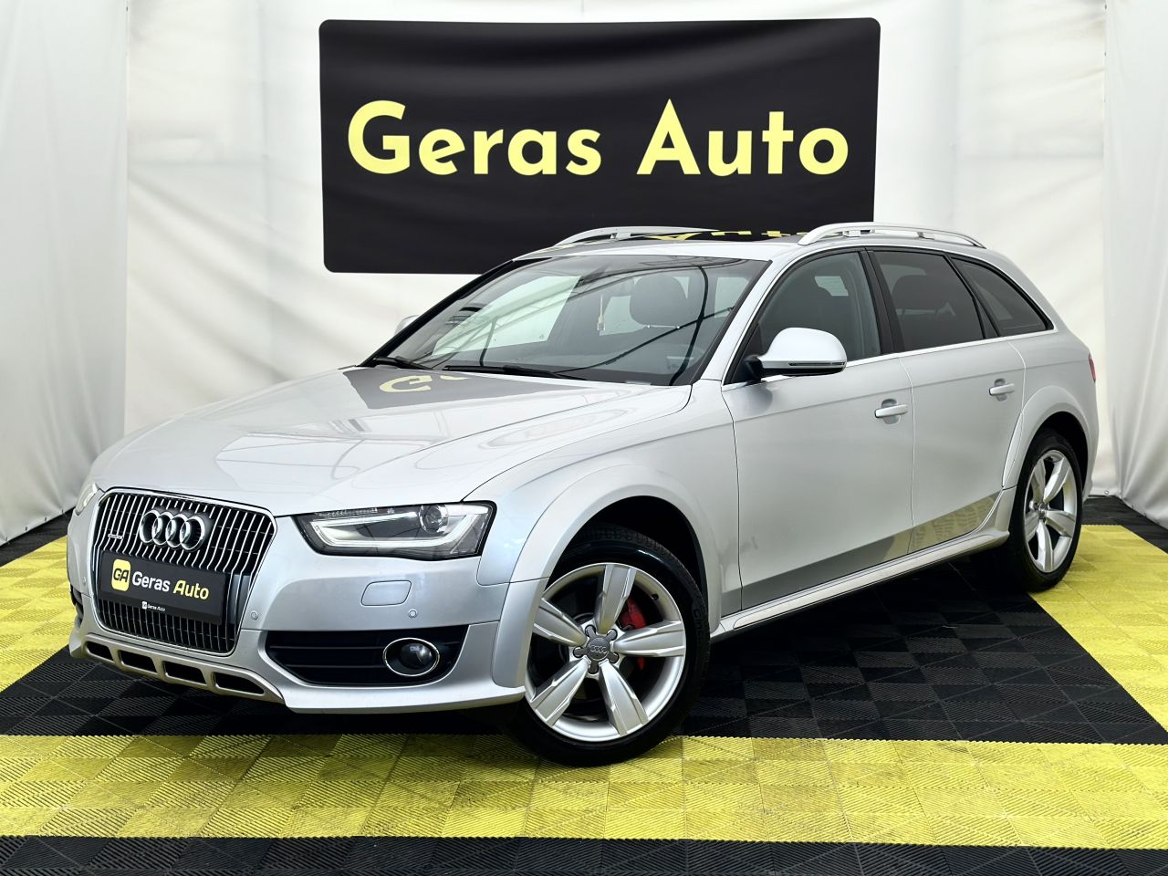 Audi A4, universalas