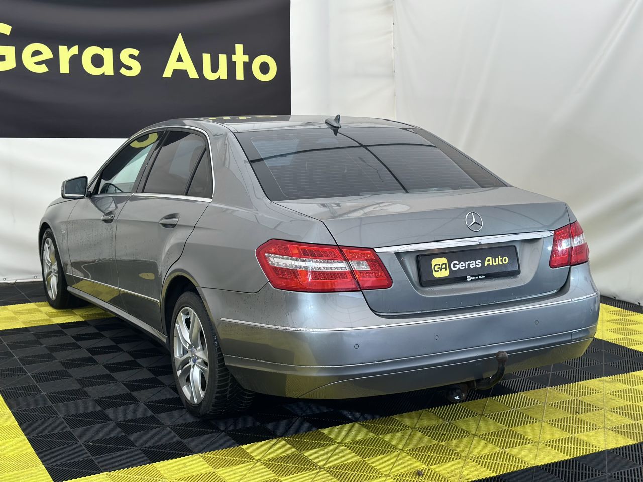 Mercedes-Benz E220 | 5