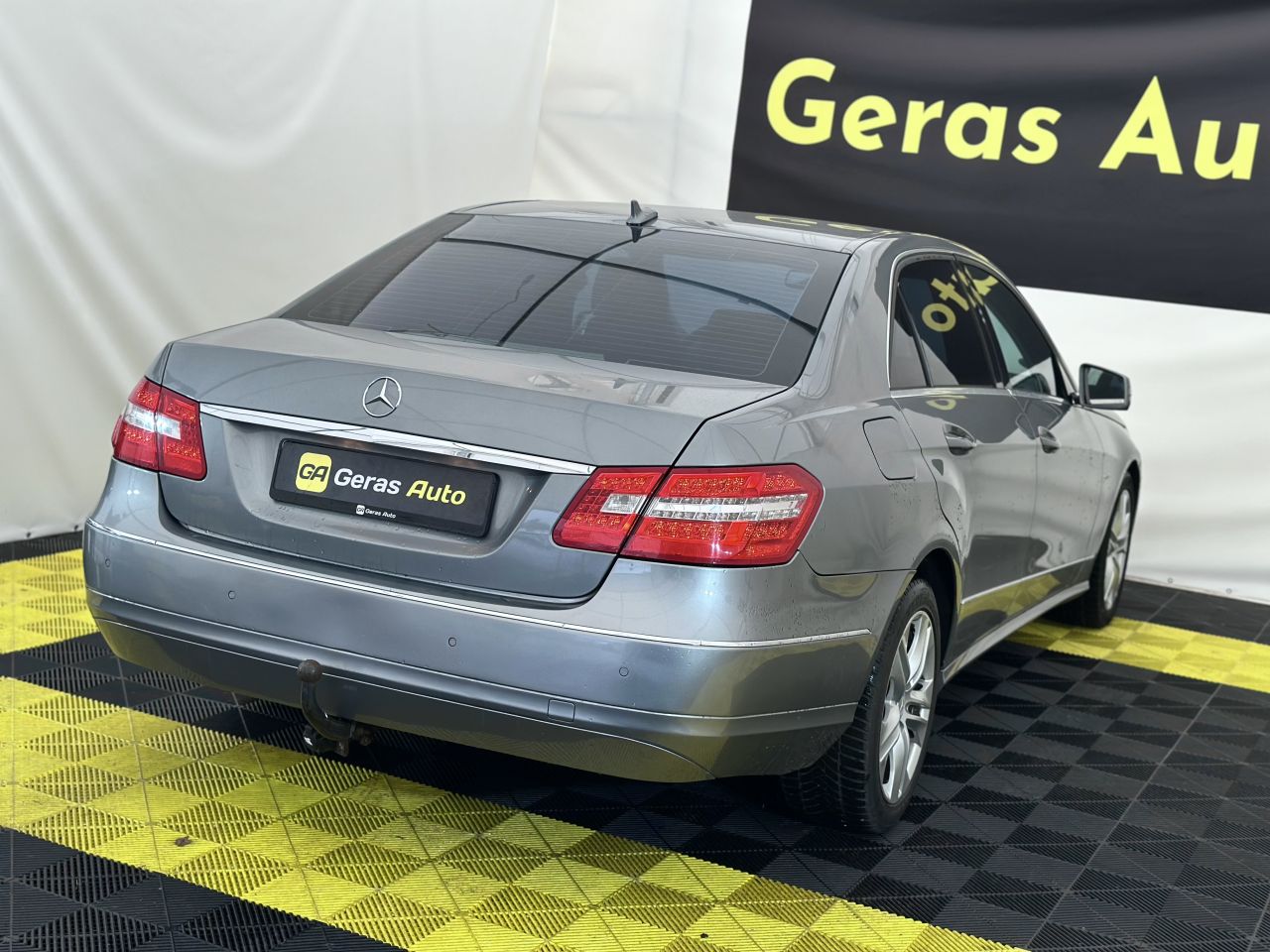 Mercedes-Benz E220 | 3
