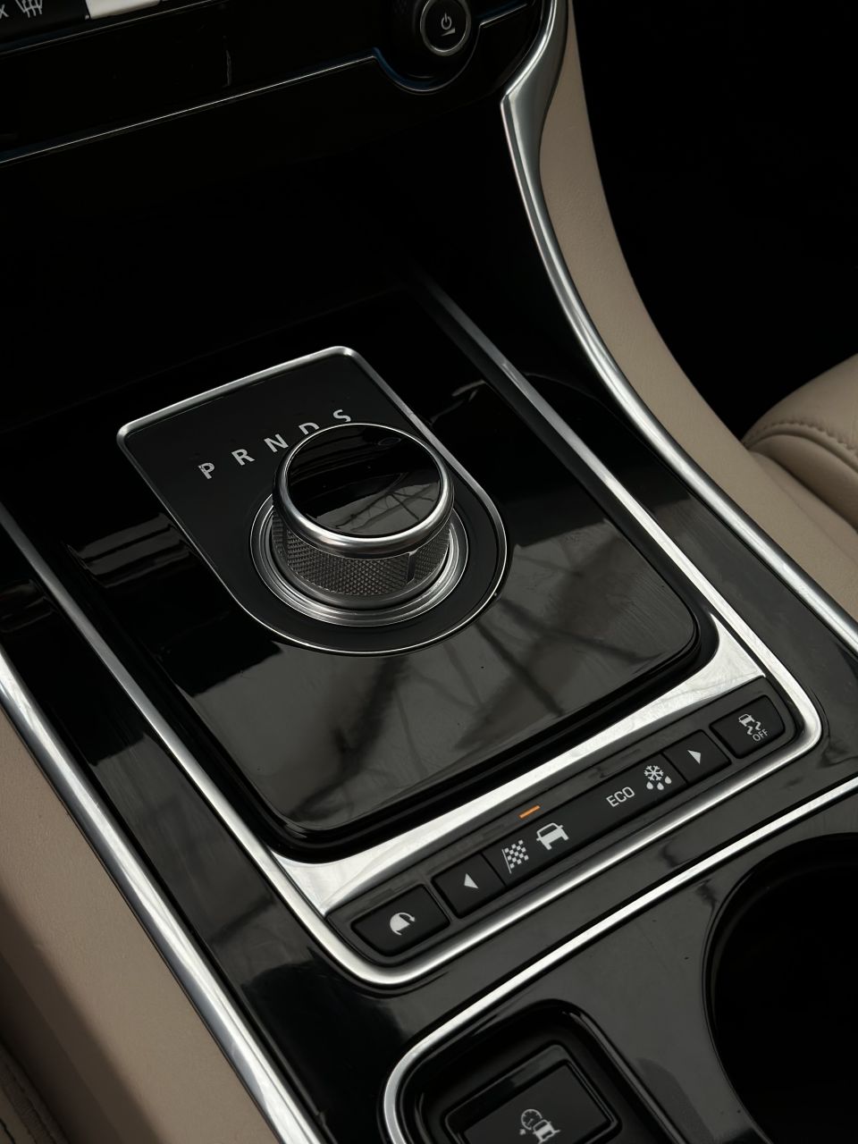 Jaguar XE | 16