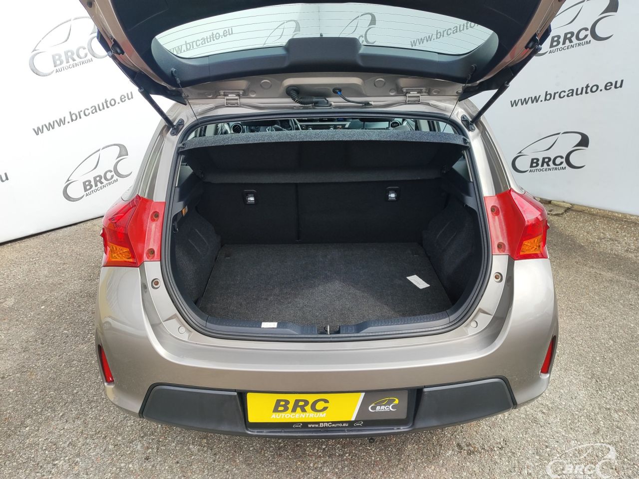 Toyota Auris | 12
