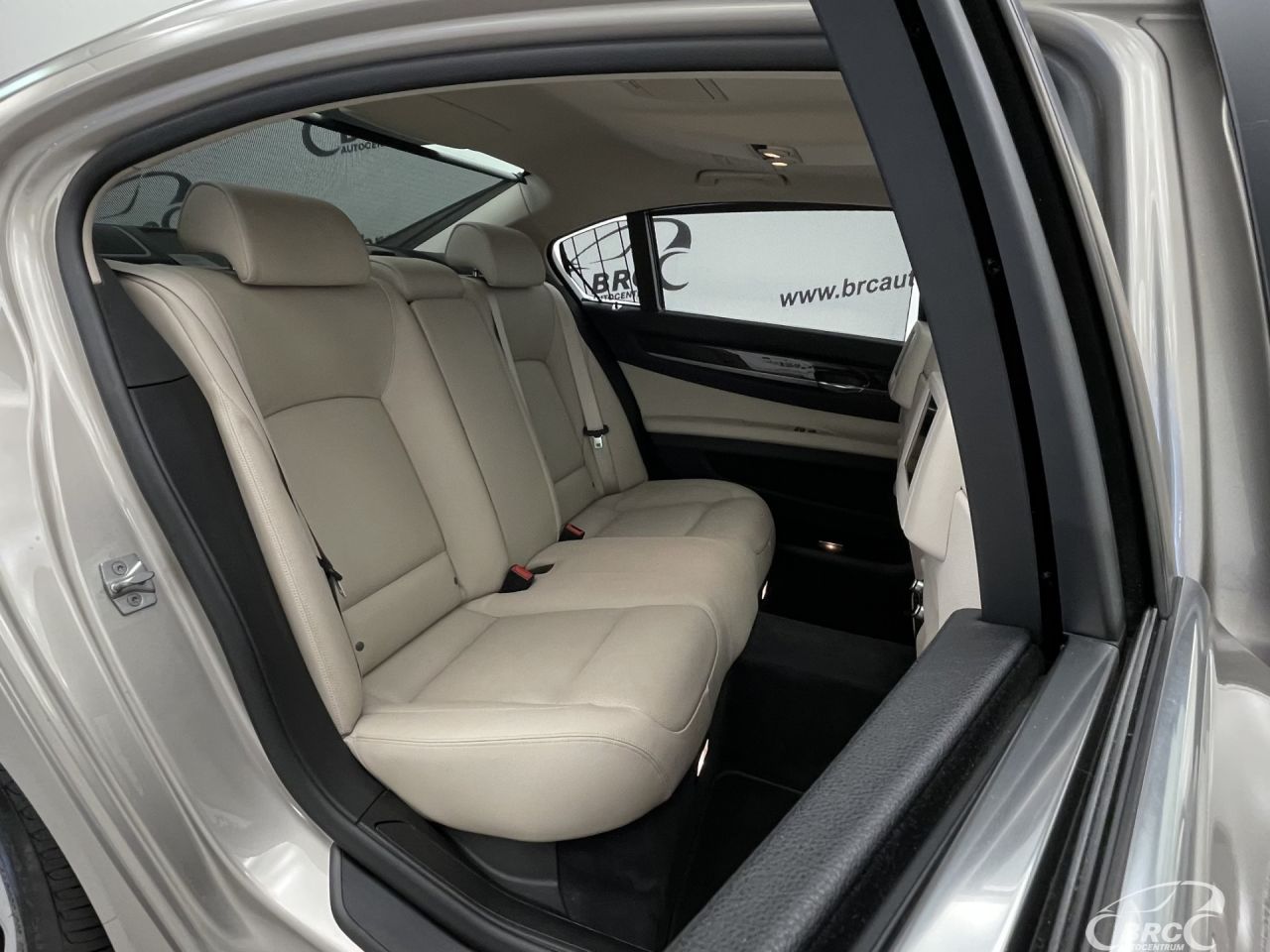 BMW 750 | 12