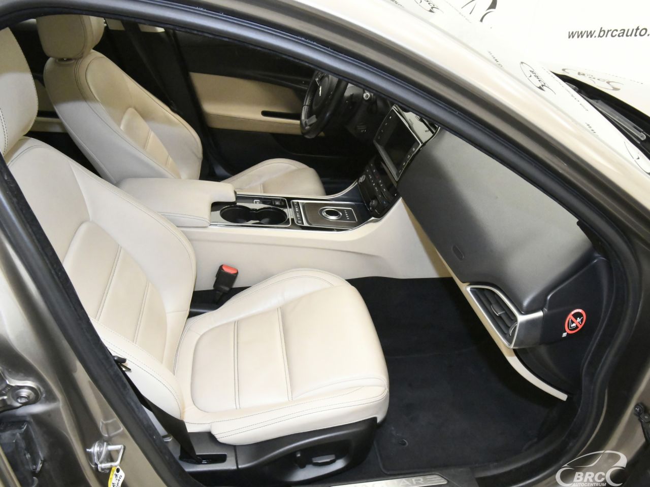 Jaguar XE | 4