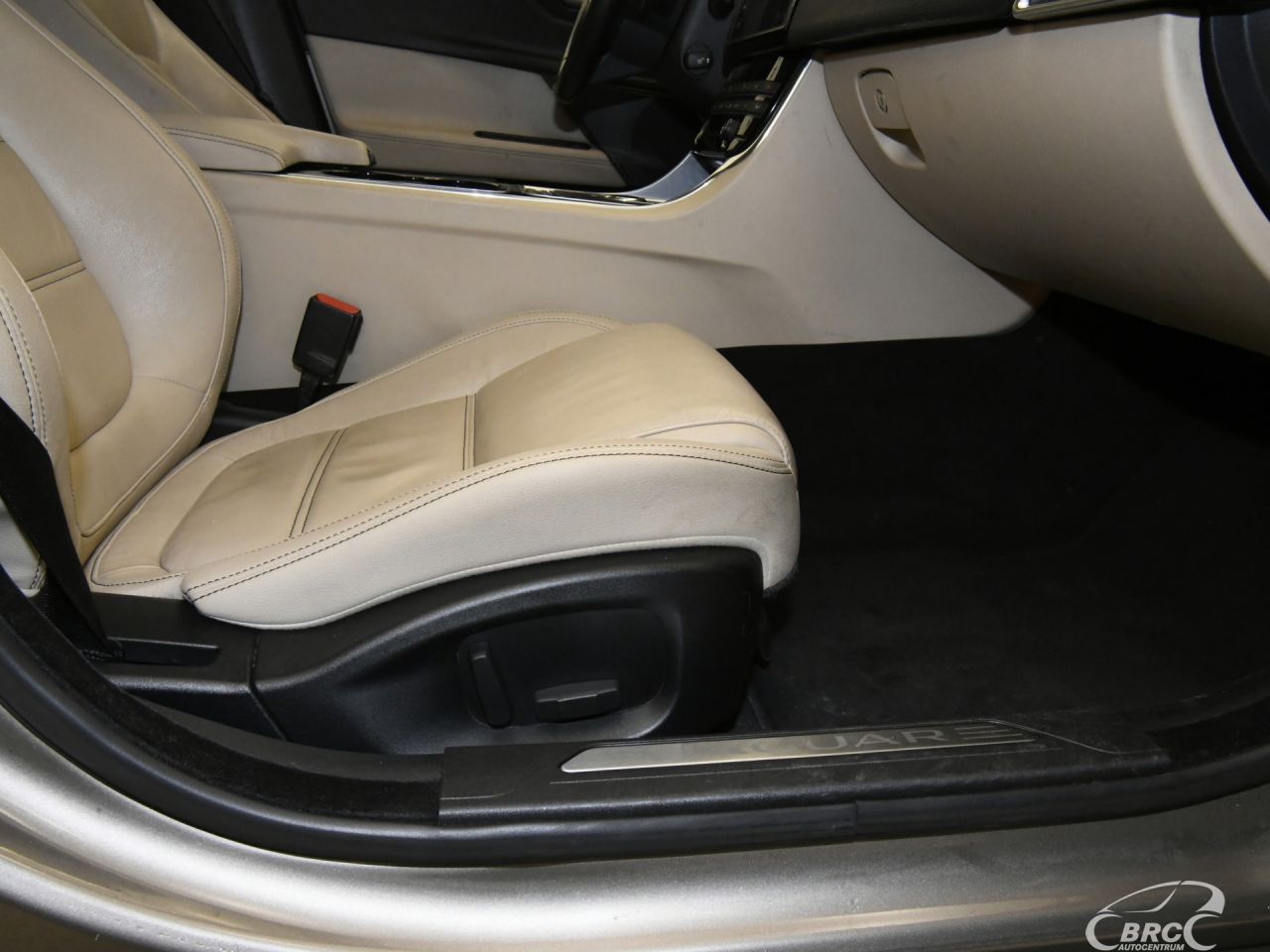 Jaguar XE | 5