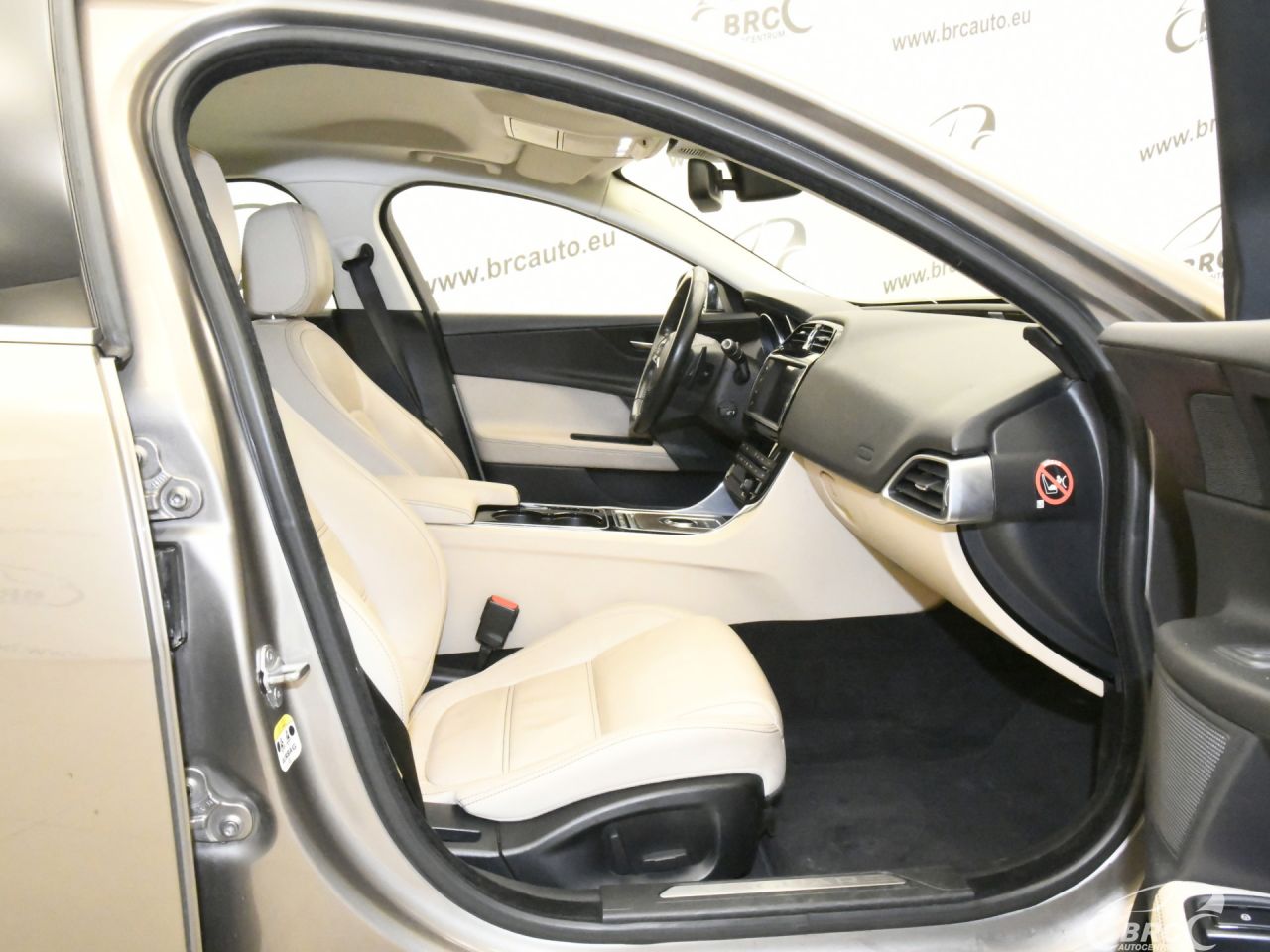 Jaguar XE | 3
