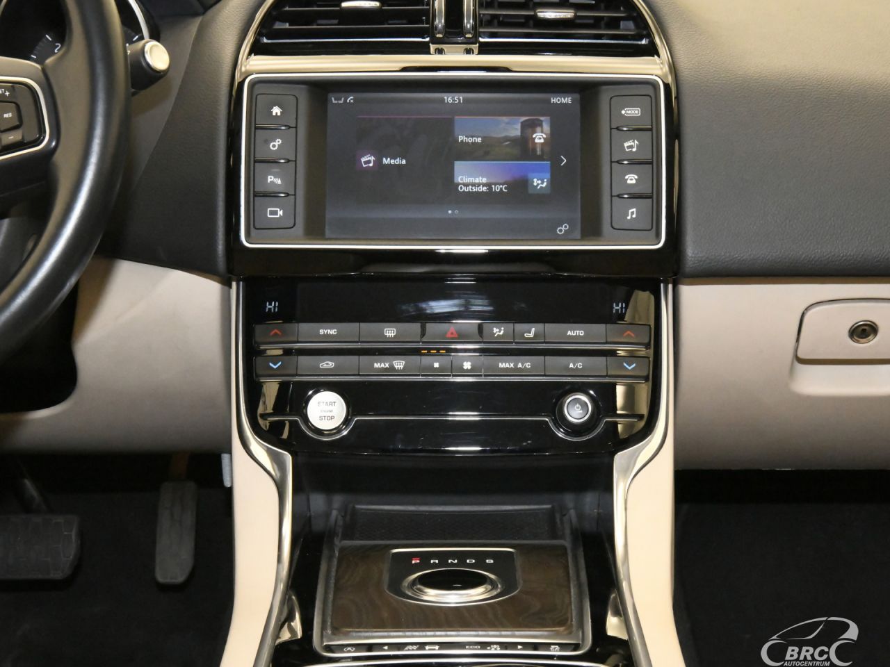 Jaguar XE | 15