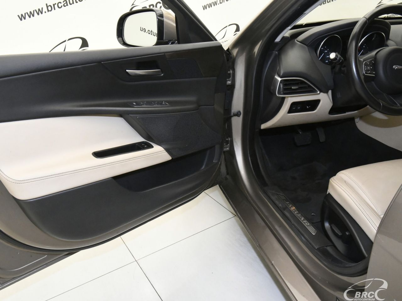 Jaguar XE | 17
