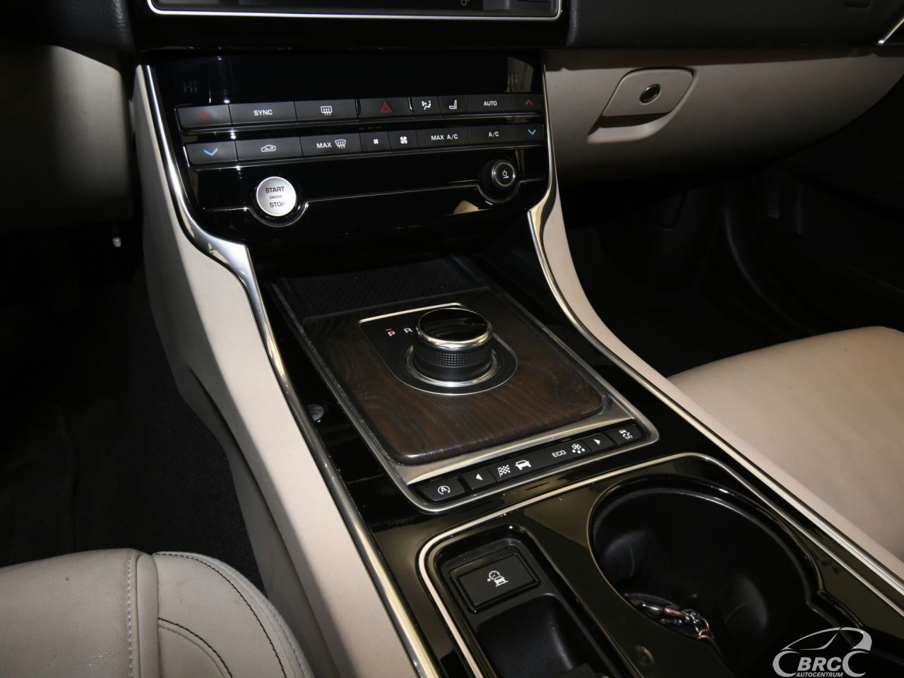 Jaguar XE | 24